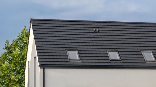 Od wypalanej gliny do energooszczędnego domu – ewolucja dachówki ceramicznej